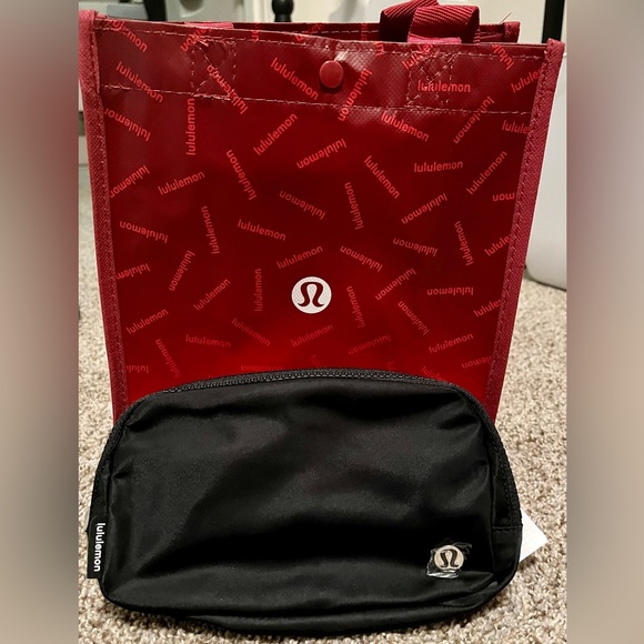 lululemon athletica Handbags - NWT Lululemon Everywhere Belt Bag with paper bag